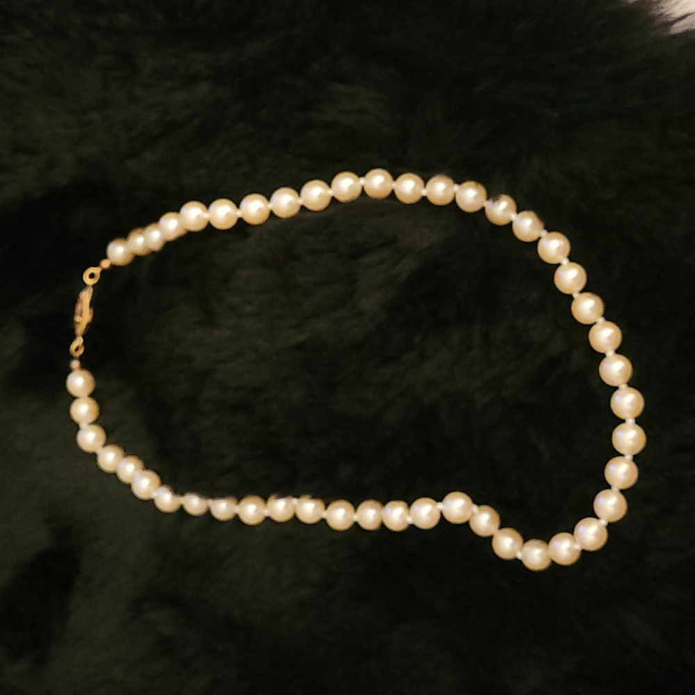 Avon Classic Pearlesque Necklace NEW